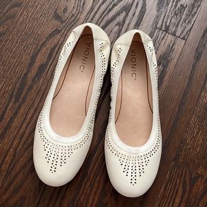 Cream Vionic Ballet Flats size 7.5 with removable arch support